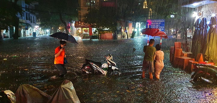 Phố Hàng Cót nước ngập hơn nửa bánh xe. Ảnh: MXH.
