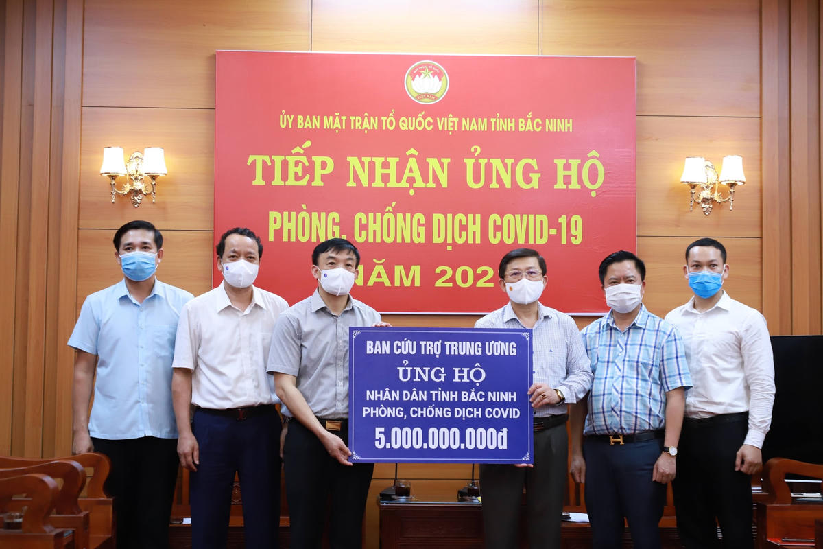 Phó Chủ tịch UBTƯ MTTQ Việt Nam Nguyễn Hữu Dũng trao ủng hộ nhân dân tỉnh Bắc Ninh phòng, chống dịch Covid-19 tại Ủy ban MTTQ tỉnh Bắc Ninh.