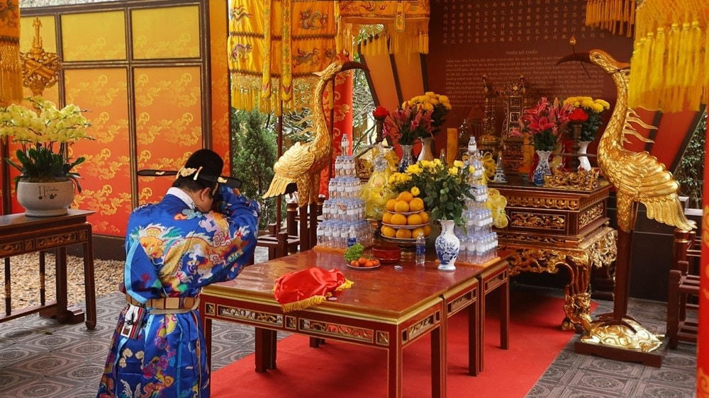 Buổi tái hiện tạm dựng bối cảnh tiến vua như trong hình. (Ảnh: Vietnam+).