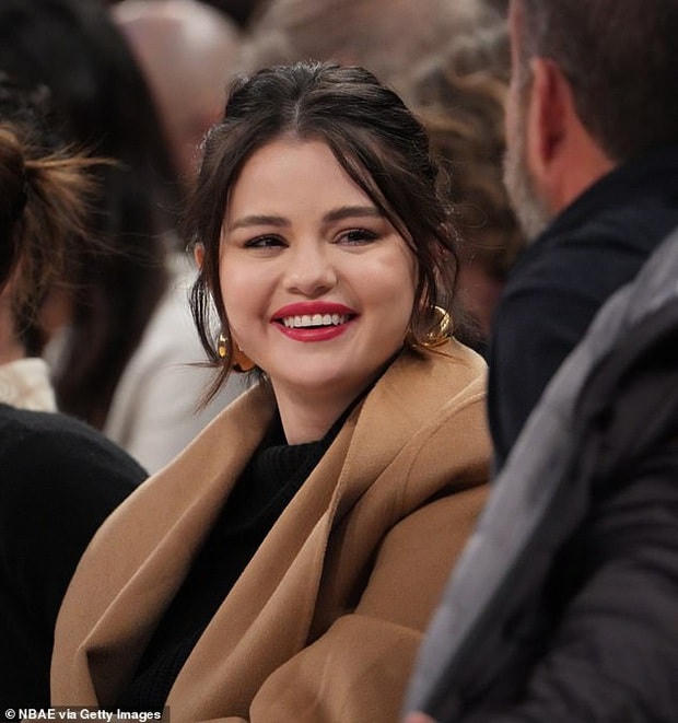 Selena Gomez lại có dấu hiệu tăng cân nhưng vẫn đẹp rạng rỡ. 
