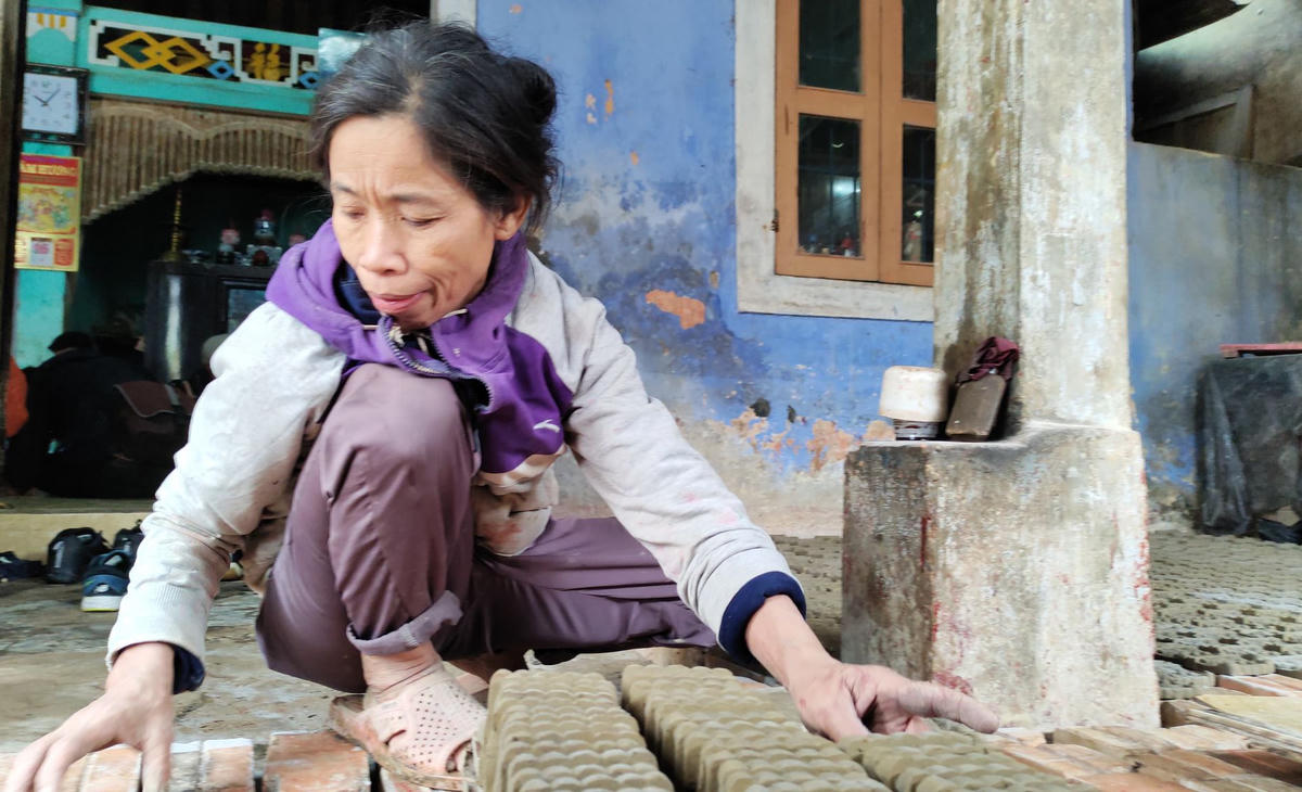 Hiện nay, tại làng Địa Linh chỉ còn 4 hộ gia đình theo giữ nghề làm tượng ông Công ông Táo.  