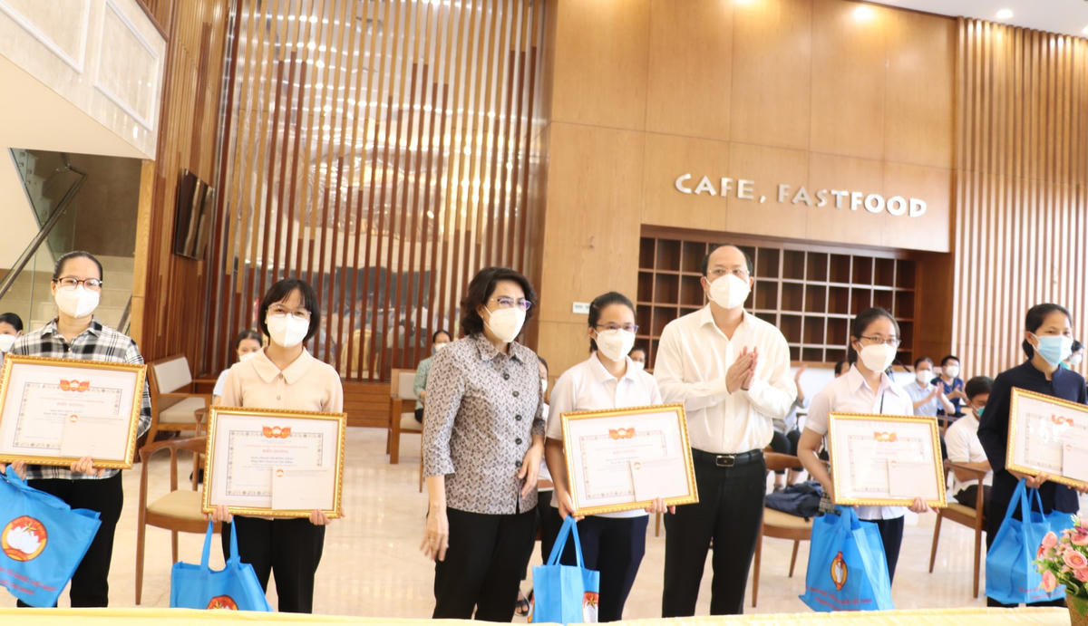 Lãnh đạo TP HCM trao Giấy khen cho các tình nguyện viên.