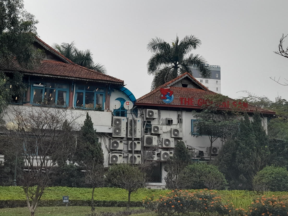 Nhà hàng Thế giới hải sản tồn tại nhiều năm trên đất Công viên Thủ Lệ mà không bị xử lý.