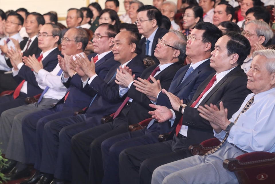 Thủ tướng Chính phủ Nguyễn Xuân Phúc, Thường trực Ban Bí thư Trần Quốc Vượng, Trưởng Ban Tuyên giáo Trung ương Võ Văn Thưởng, Chủ tịch UBTƯ MTTQ Việt Nam Trần Thanh Mẫn cùng các vị lãnh đạo dự Lễ trao giải.