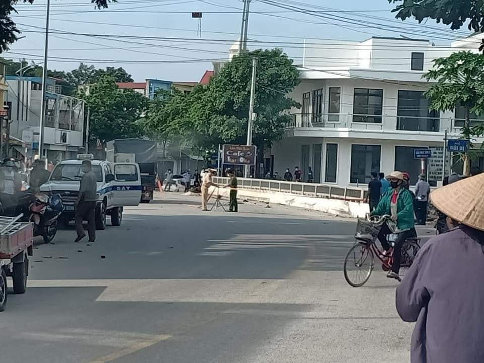 Lực lượng Công an có mặt tại hiện trường để phân luồn giao thông và điều tra nguyên nhân xảy ra tai nạn.