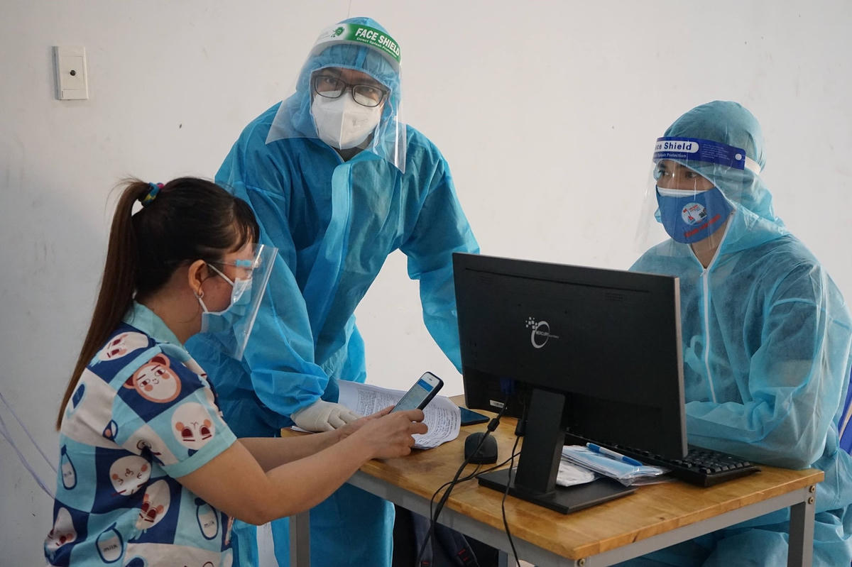 Đảm bảo an toàn phòng chống dịch tại điểm tiêm vaccine quận Bình Tân