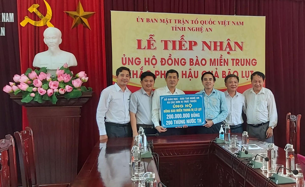 Ngành Giáo dục tỉnh Nghệ An ủng hộ đồng bào miền Trung 200 triệu đồng khắc phục hậu quả bão lụt.