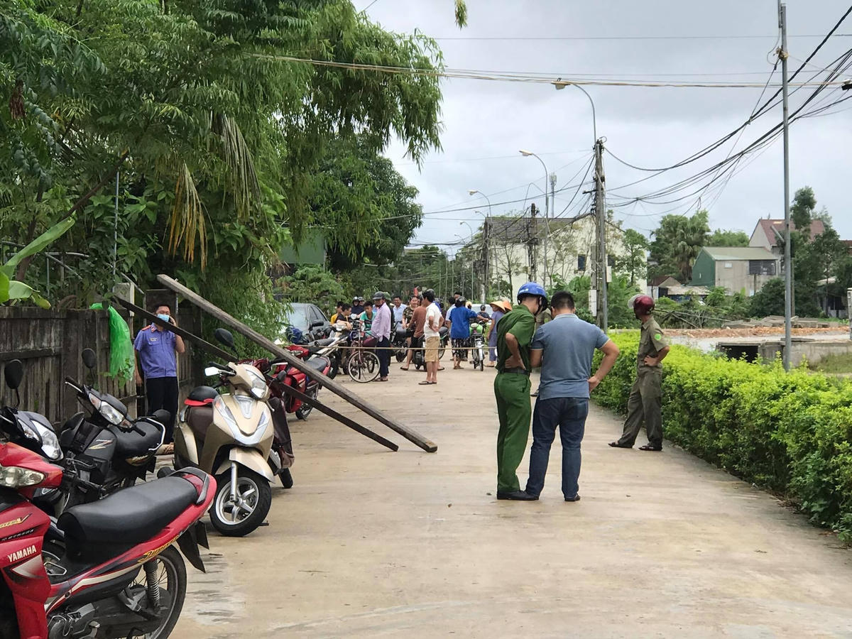 Công an đang phong tỏa hiện trường, truy bắt nghi phạm.