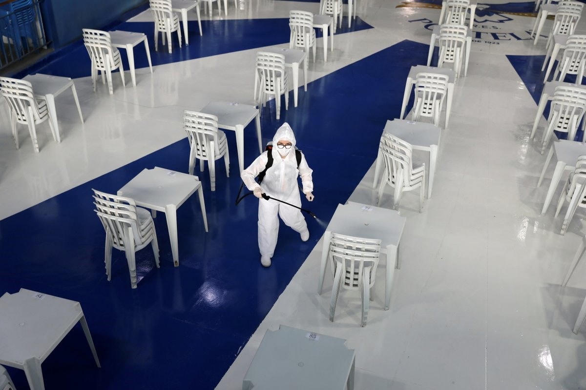 Tiến hành khử trùng trụ sở của trường Samba Portela ở Brazil. Ảnh: Reuters.