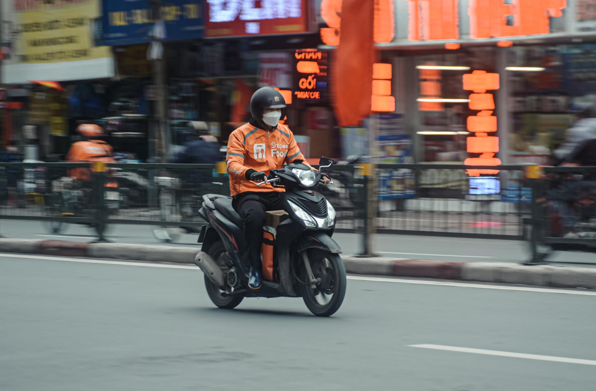 Đường phố Hà Nội tấp nập tài xế công nghệ sau nhiều tháng bị ngưng hoạt động do dịch bệnh Covid-19.