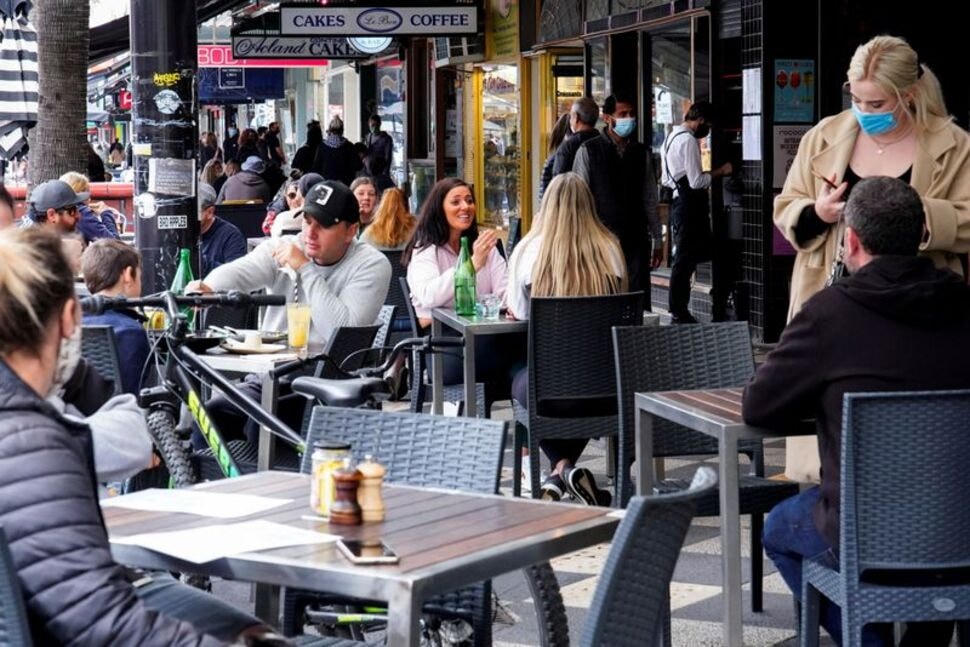 Thực khách dùng bữa bên ngoài nhà hàng St Kilda's Rococokhi các quy định giãn cách được nới lỏng tại Melbourne, Australia. Ảnh Reuters.