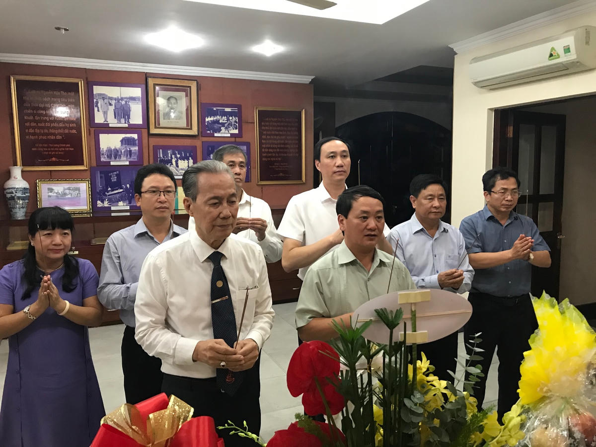 Phó Chủ tịch – Tổng Thư ký Hầu A Lềnh cùng các thành viên đoàn công tác UBTƯ MTTQ Việt Nam thắp hương tưởng niệm Luật sư Nguyễn Hữu Thọ.