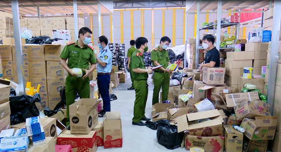 Công an đột kích kho hàng của Lê Thanh Bình, phát hiện 100.000 chiếc khẩu trang và hơn 10 tấn hàng lậu.