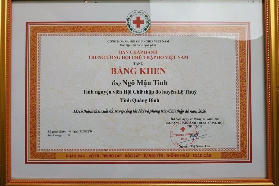 Thầy giáo Ngô Mậu Tình đã được Trung ương Hội Chữ thập đỏ Việt Nam tặng Bằng khen.
