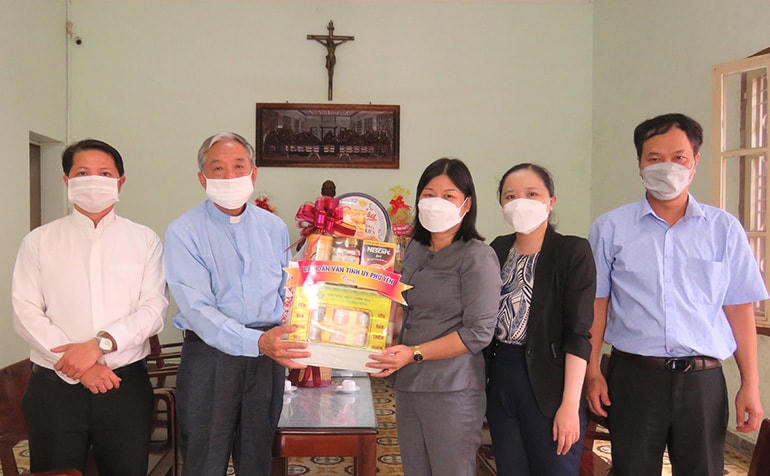 Bà Lê Thị Ngọc Hoa, Phó Trưởng ban Dân vận Tỉnh ủy Phú Yên  tặng quà chúc mừng nhân lễ Phục sinh tại Nhà thờ Tuy Hòa, Phú Yên.