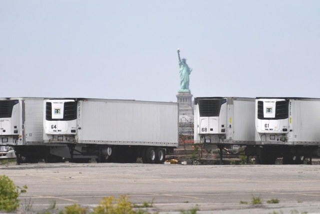 Xe tải đông lạnh trước tượng Nữ thần Tự do ở New York. Ảnh: New York Post.