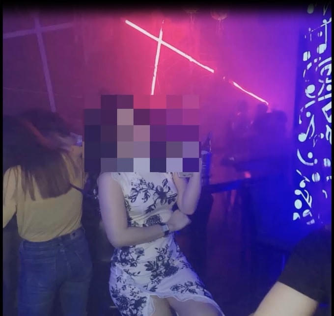Giữa lúc dịch bệnh Covid-19 diễn biến phức tạp, quán karaoke Trống Đồng vẫn hoạt động bất chấp lệnh cấm.