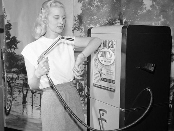 Người phụ nữ Tans sử dụng máy bán hàng tự động Suntan, năm 1949.  