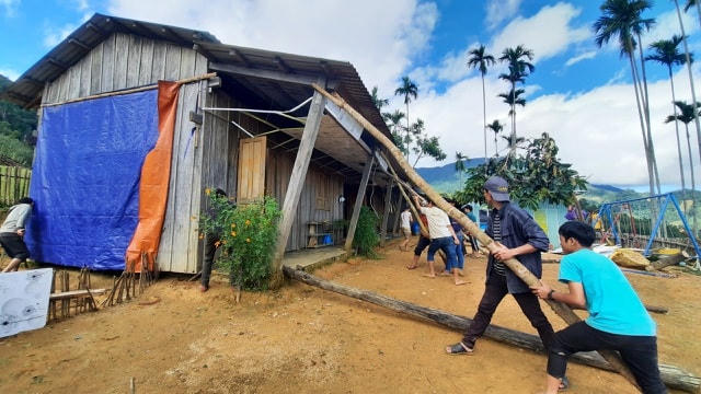 Người dân giúp chằng chống để điểm trường không bị sập.  