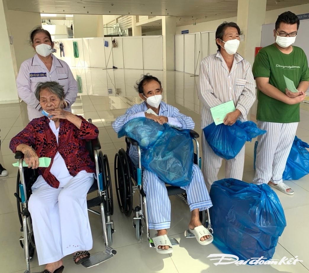 Họ gửi lời cám ơn chân thành tới các y, bác sỹ và lực lượng tình nguyện viên đã giúp đỡ hỗ trợ họ vượt qua dịch bệnh.