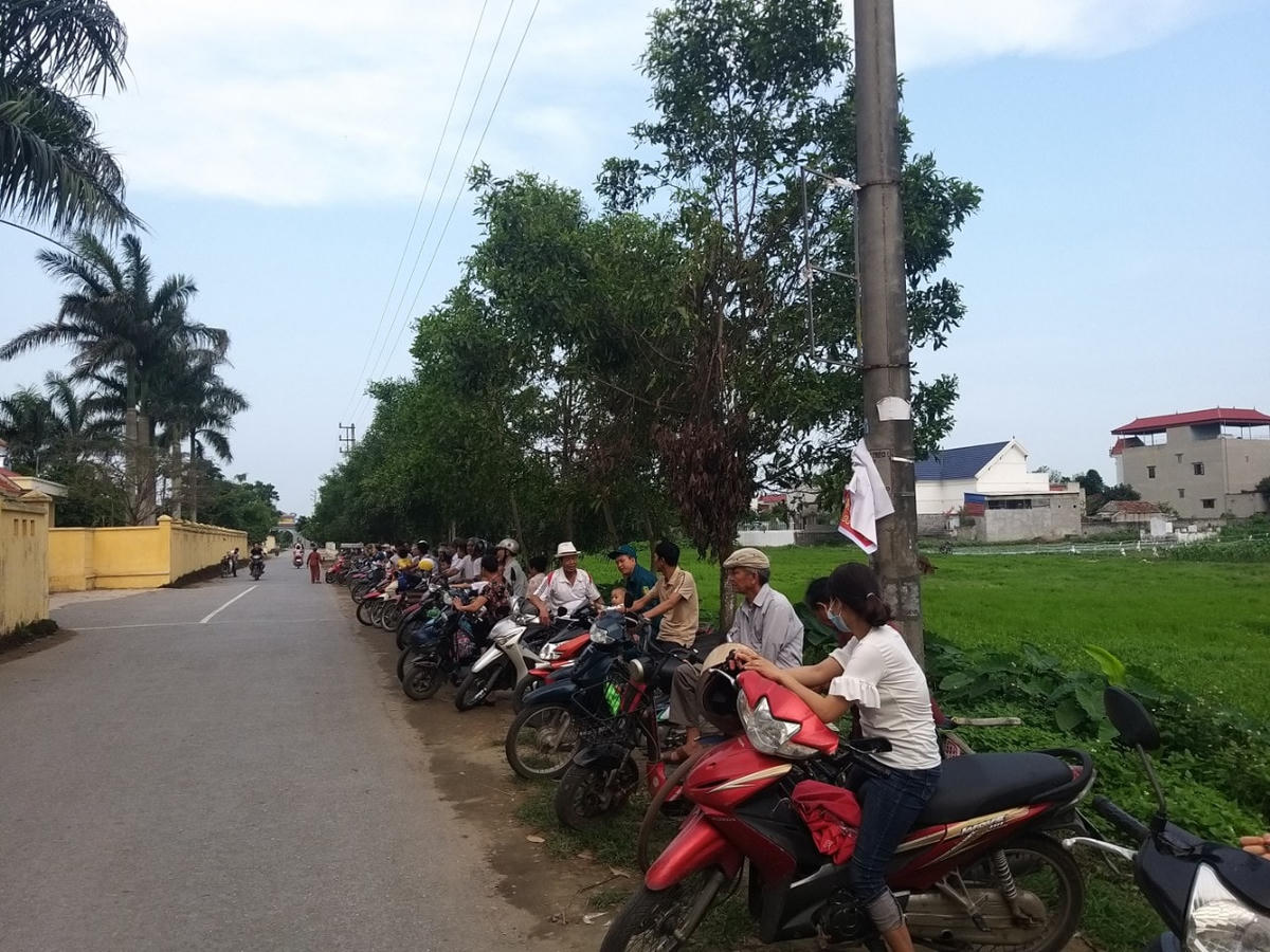 Nhờ ý thức xếp hàng của phụ huynh và học sinh nhà trường, con đường chạy qua cổng trường luôn đảm bảo thông thoáng. Các bậc phụ huynh ở đây phần lớn là nông dân, buôn bán nhỏ, lao động tự do.