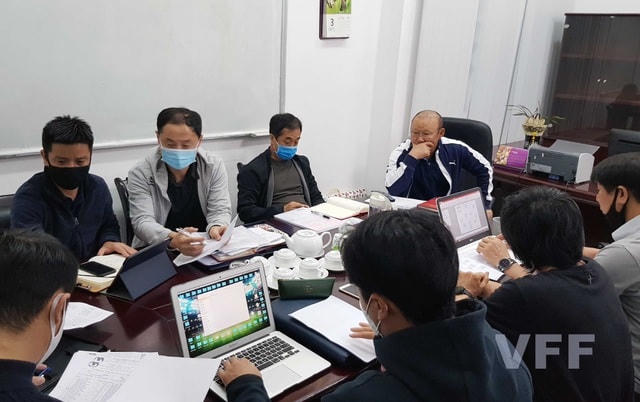 HLV Park Hang Seo có buổi họp cùng các cộng sự.  