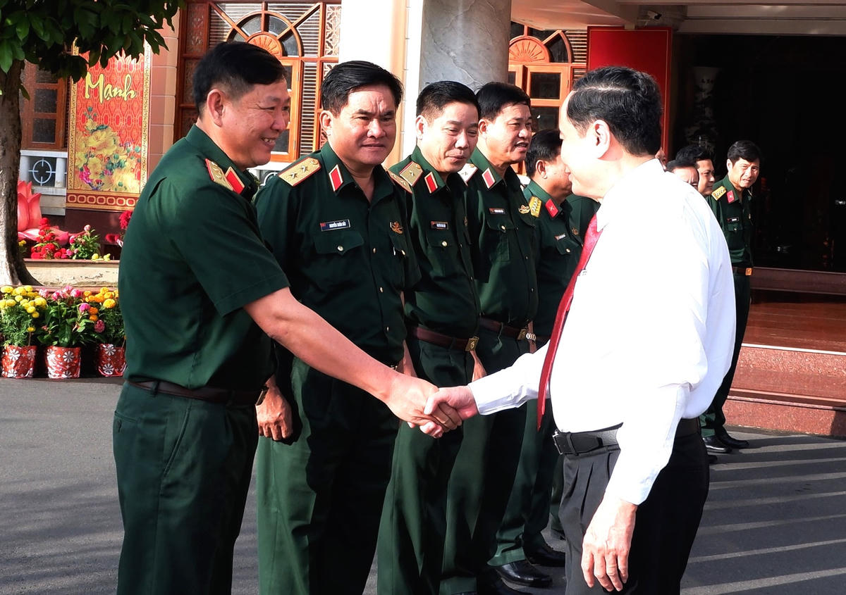 Chủ tịch Trần Thanh Mẫn gặp gỡ lãnh đạo Bộ Tư lệnh Quân khu 9.