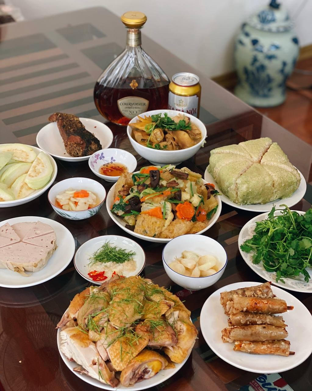 Dù các món khác nhau nhưng không thể thiếu thịt gà luộc, canh măng miến, giò, nem...