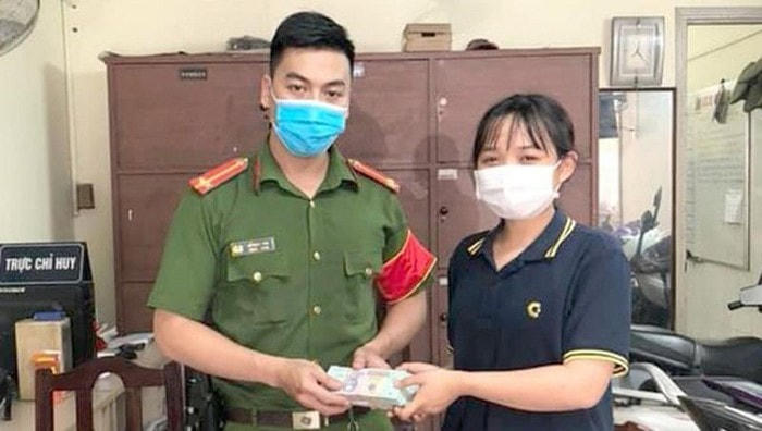 Kiều Anh mang số tiền 200 triệu đồng giao nộp cho Công an phường 14 (quận Bình Thạnh, TP HCM), nhờ trả lại người đánh rơi. Ảnh: Báo mới.