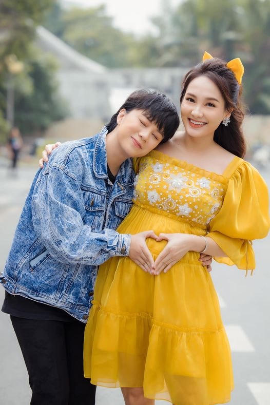 Diễn viên Bảo Thanh đang trong những tháng cuối của thai kỳ nhưng vẫn lên đồ xinh như Công chúa Bạch Tuyết cùng với Bảo Hân nhí nhảnh viết: “Trong bức ảnh này có 1 tom boy loi choi và “HAI NÀNG CÔNG CHÚA” nha nha nha”.  