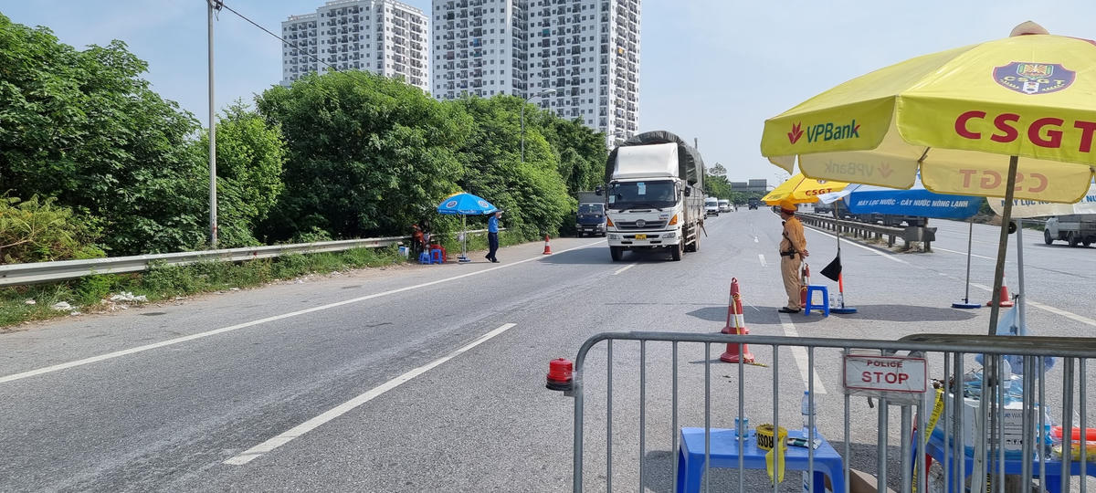 Khai báo trên hệ thống sẽ giải quyết ùn tắc tại các chốt kiểm dịch. Ảnh: Hà An.
