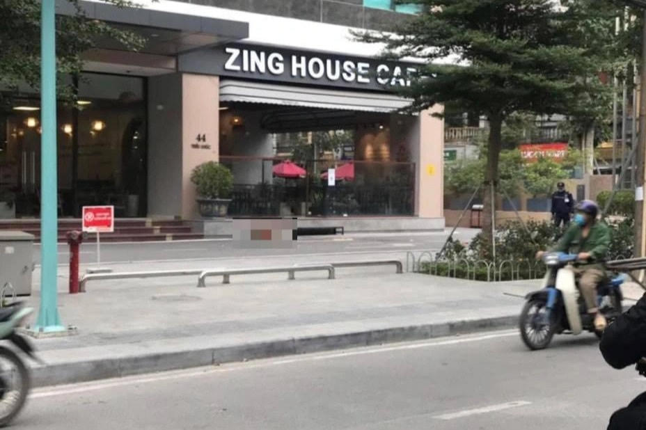 Nạn nhân rơi từ tầng 23 chung cư số 44 Triều Khúc xuống đất tử vong. Ảnh: Lê Nam.
