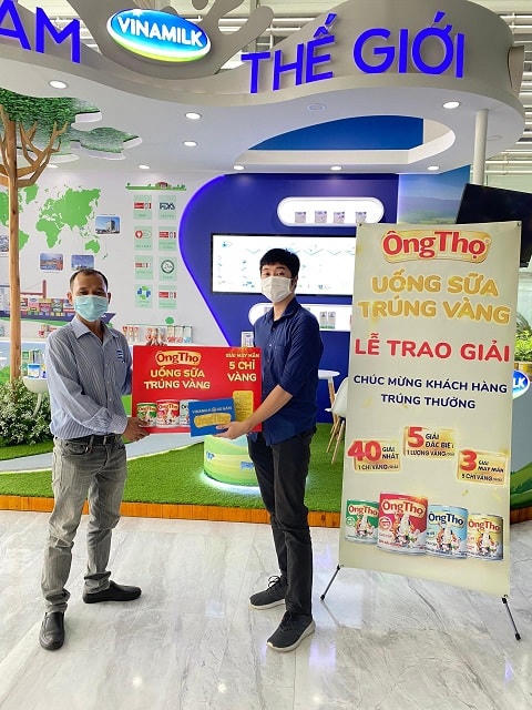 Anh Công Luận – Quận 1, TP.HCM nhận giải may mắn – 5 chỉ vàng.