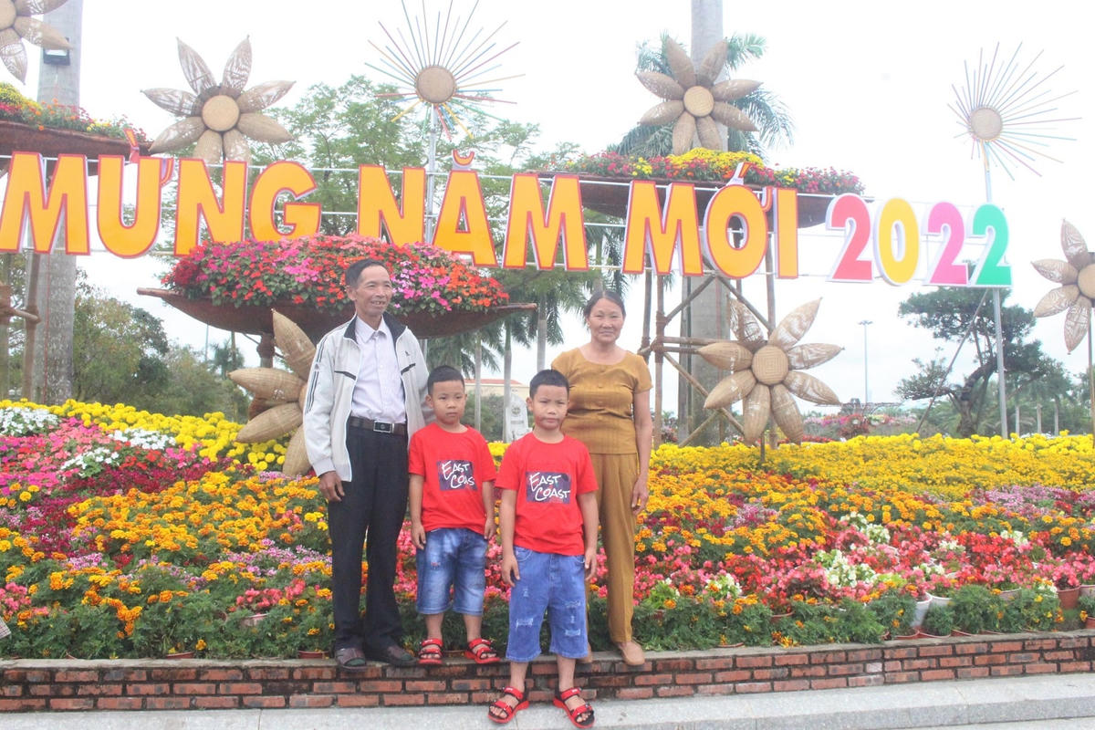 Một gia đình du chụp ảnh lưu niệm.