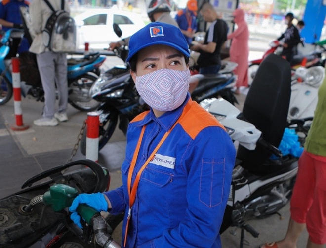 Giá xăng dầu tăng tác động tới nhiều mặt của đời sống xã hội.
