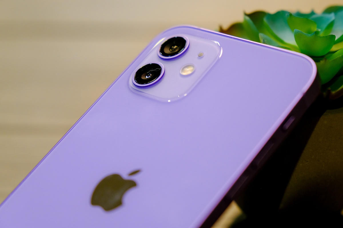 Cụm camera của máy vẫn được đặt trong một hình vuông, nhô lên hẳn so với mặt lưng. Hệ thống camera kép này bao gồm một ống kính chính 12 MP và một ống kính góc siêu rộng 12 MP, cùng với đó là đèn flash LED kép. Camera selfie của máy có độ phân giải 12 MP.