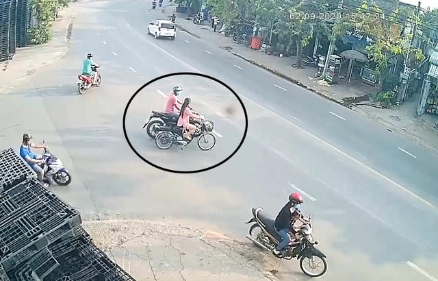 Đối tượng Hiếu áp sát chị E. (trong vòng tròn đen) ngay ngã ba - Ảnh cắt từ clip.