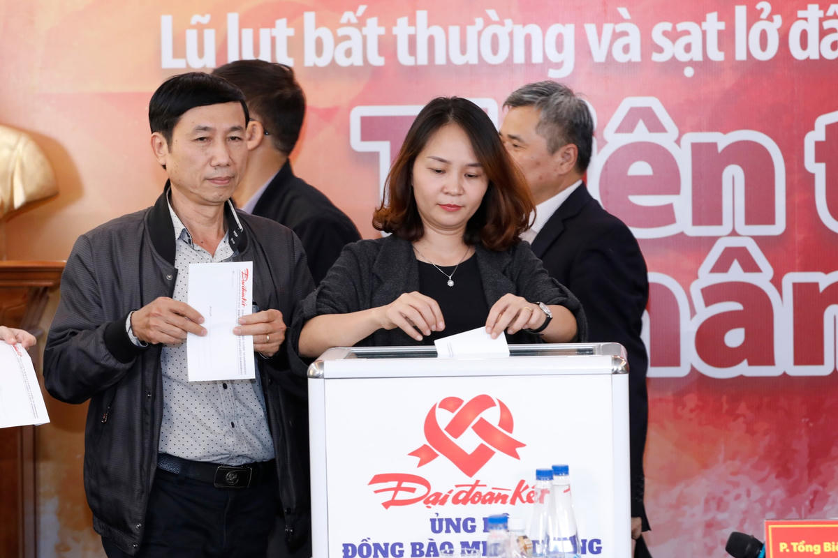 Các vị khách mời và cán bộ, phóng viên báo Đại Đoàn Kết đóng góp ủng hộ đồng bào miền Trung. Ảnh: Quang Vinh.