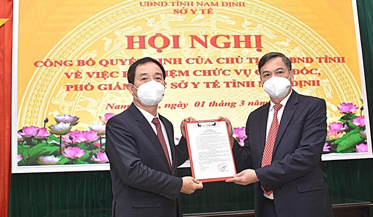 Ông Trần Trung Kiên (trái) nhận quyết định bổ nhiệm do Phó Chủ tịch UBND tỉnh Trần Lê Đoài trao.