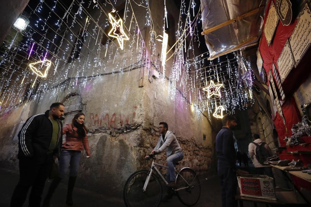 Mọi người đi dạo trong thành phố cổ của thủ đô Damascus, Syria, được trang trí lộng lẫy cho ngày lễ Giáng sinh sắp tới. Ảnh: AP.