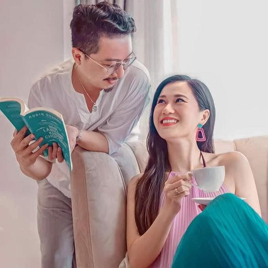 6. Lâm Vỹ Dạ nhắc ông xã Hứa Minh Đạt: “Nhìn bé nè, nhìn sách chi anh”.