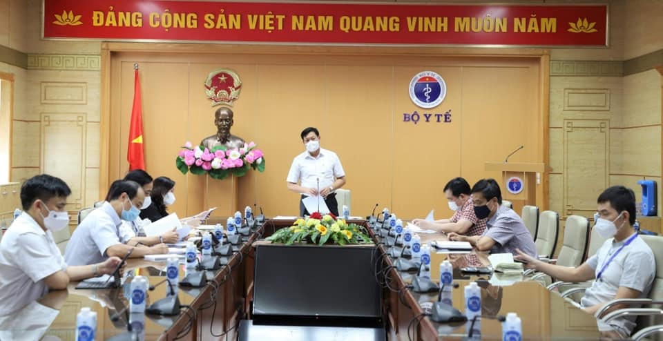 Thứ trưởng Bộ Y tế Đỗ Xuân Tuyên phát biểu tại cuộc họp. Ảnh: BYT.