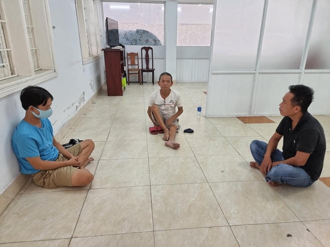 Các đối tượng trong đường dây cá độ bóng đá bị công an bắt sáng 12/7 sau trận chung kết EURO giữa Anh và Ý (Ảnh: Công an Đà Nẵng).