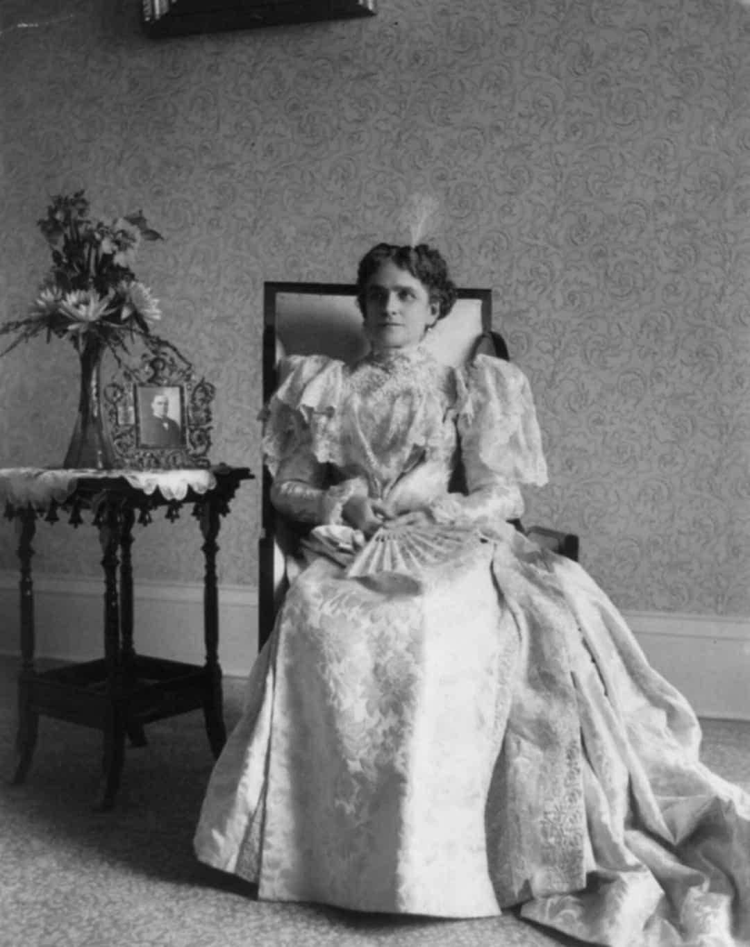 Ida Saxton McKinley trong lễ nhậm chức đầu tiên của chồng là Tổng thống William McKinley vào năm 1897, bà đã mặc chiếc váy với một chiếc áo ren lộng lẫy.  