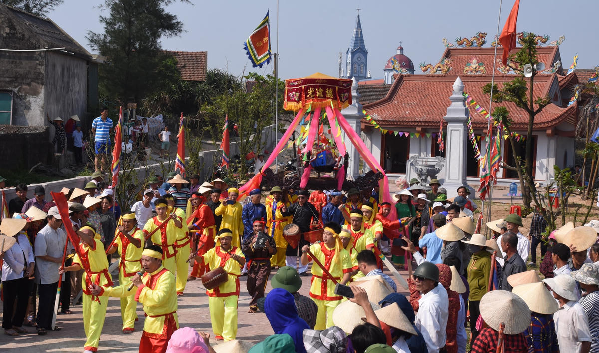 Lễ hội Cầu ngư không thể thiếu hò chèo cạn.