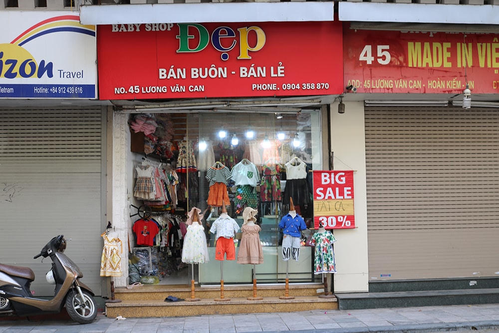 Một số cửa hàng thậm chí còn treo biển giảm giá nhưng vẫn không thấy khách ghé qua.