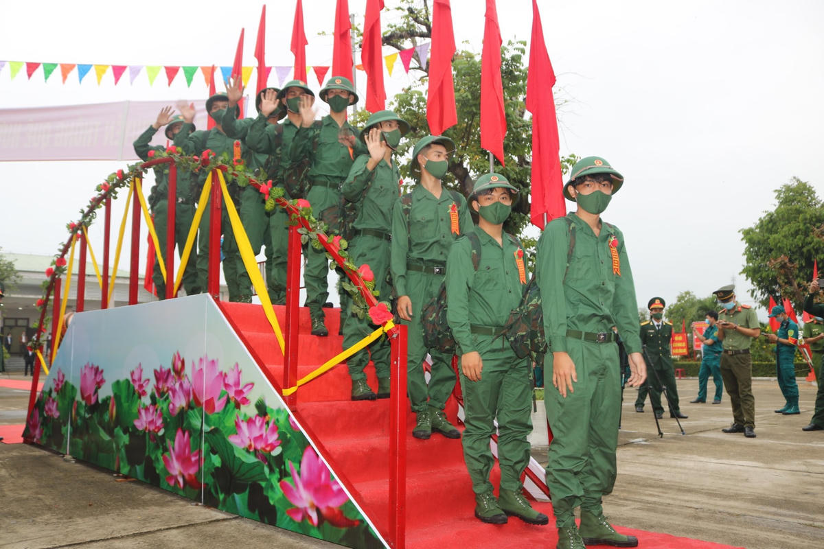 Các tân binh bước qua cầu vinh quang lên đường nhập ngũ.