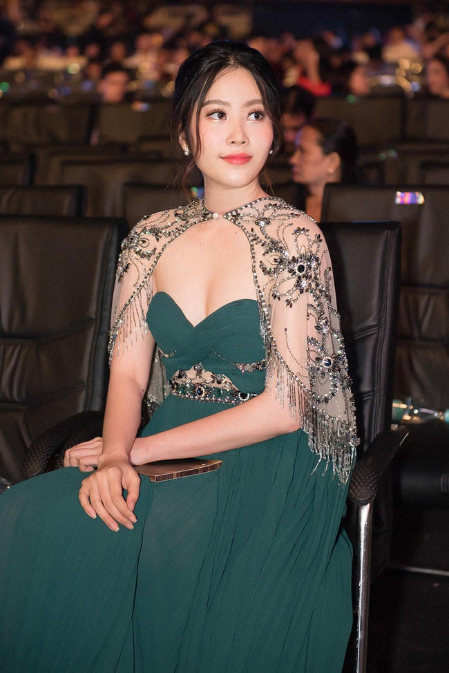 Có thời điểm, Nam Em gây tranh cãi vì nhan sắc xuống dốc, cân nặng tăng bất thường. 