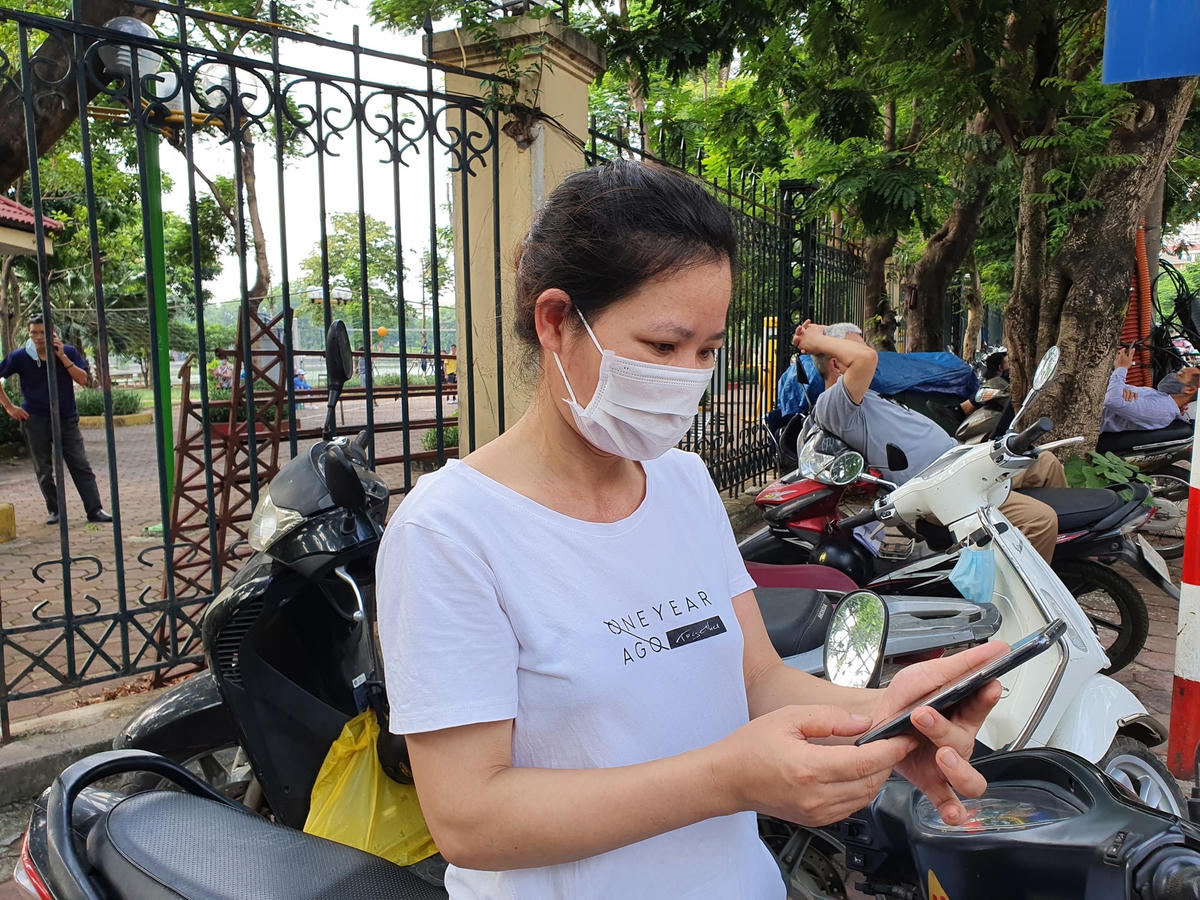 Trái ngược với lo lắng của nhiều phụ huynh, chị Võ Thị Bích Lan (48 tuổi, Xuân Thủy, Cầu Giấy) cho hay: "Vì suốt 3 năm con tôi đều là học sinh giỏi, có học lực ổn định nên việc xét tuyển bằng học bạ cũng đã đỗ vào một số trường. Tuy nhiên tôi vẫn động viên cháu làm hết sức để có thêm cơ hội vào những trường tốt hơn".