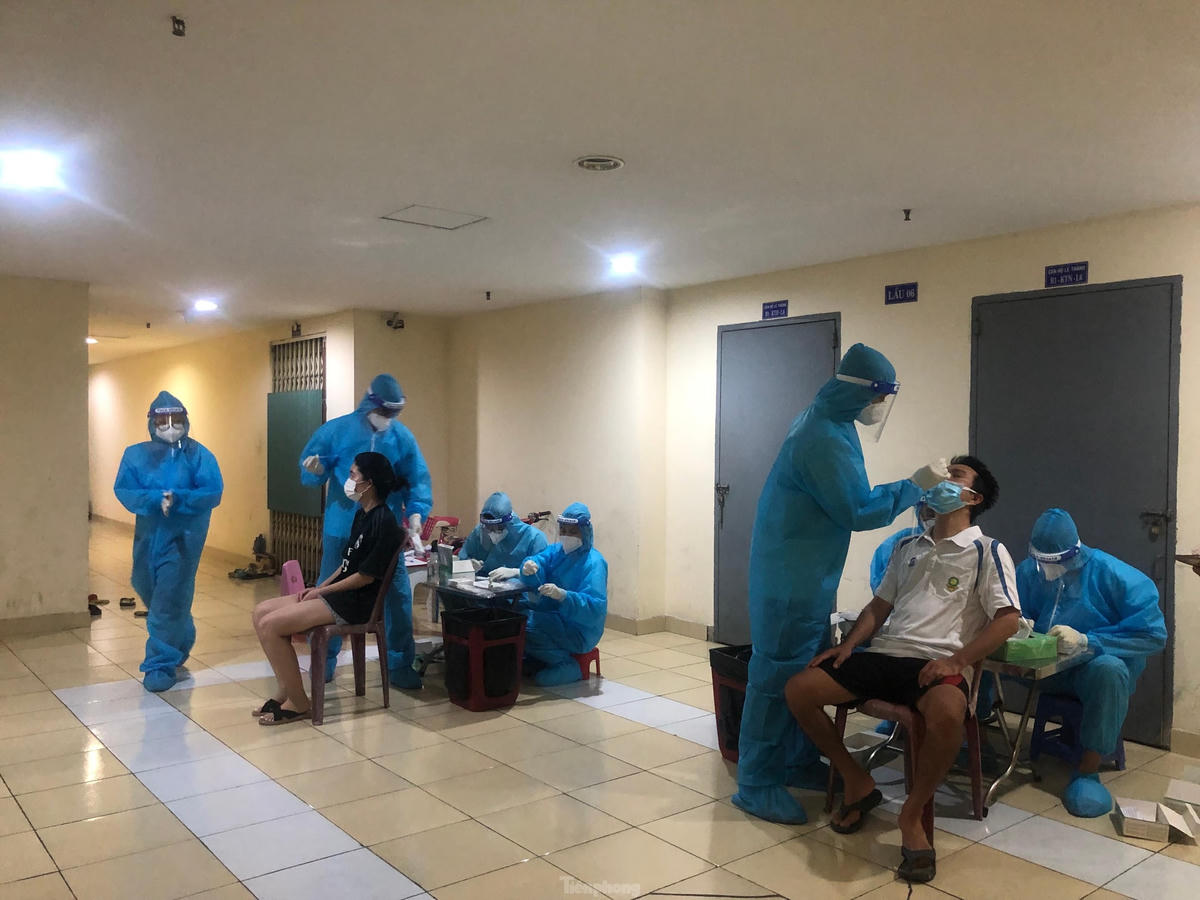 Lấy mẫu xét nghiệm SARS-CoV-2 tại chung cư Lê Thành (phường An Lạc, quận Bình Tân, TP HCM). Ảnh: Uyên Phương.